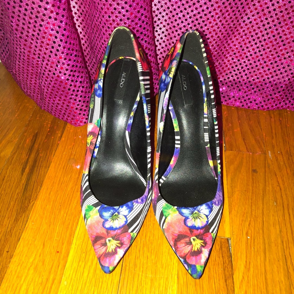 sz 8 Floral Aldo Pumps.  Fun shoes